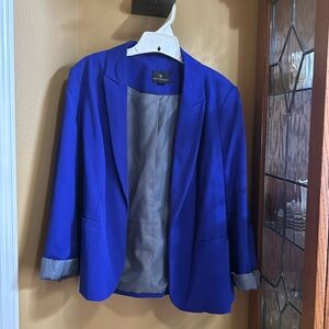 Beautiful women’s dress jacket. Need to see this color in person.